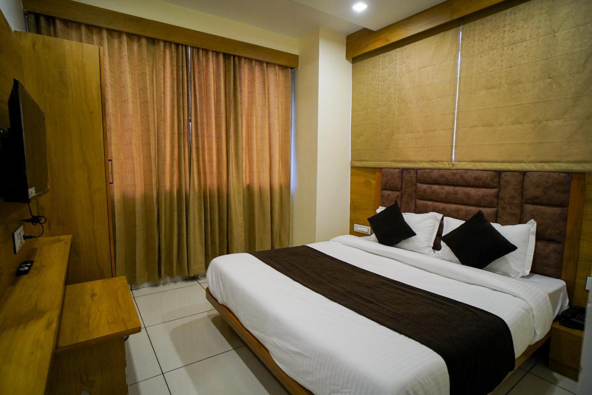 Hotel Suncity Ахмедабад Экстерьер фото